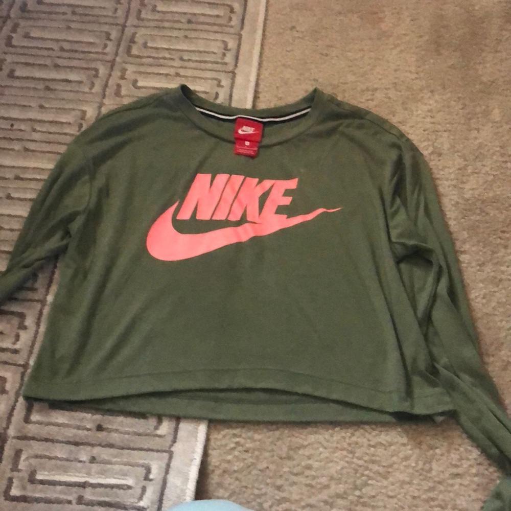 green cropped nike workout top